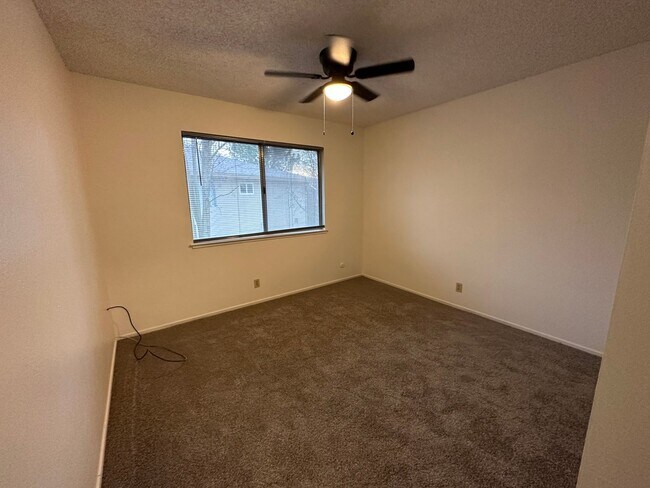 Building Photo - Cozy 2 Bedroom unit with community pool!