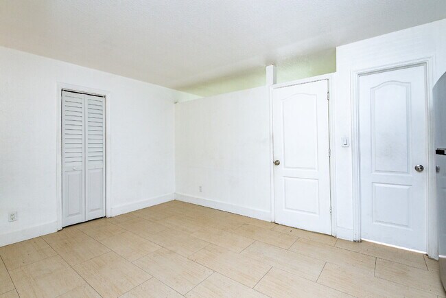 Building Photo - Bright & Modern 1-Bedroom Apartment in Pri...