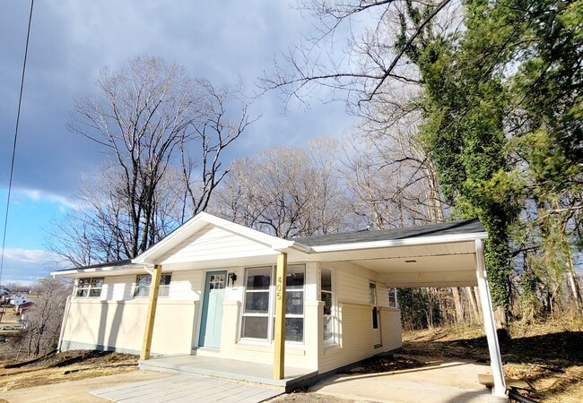 Building Photo - Three Bedroom Ranch Style House in Madison Heights