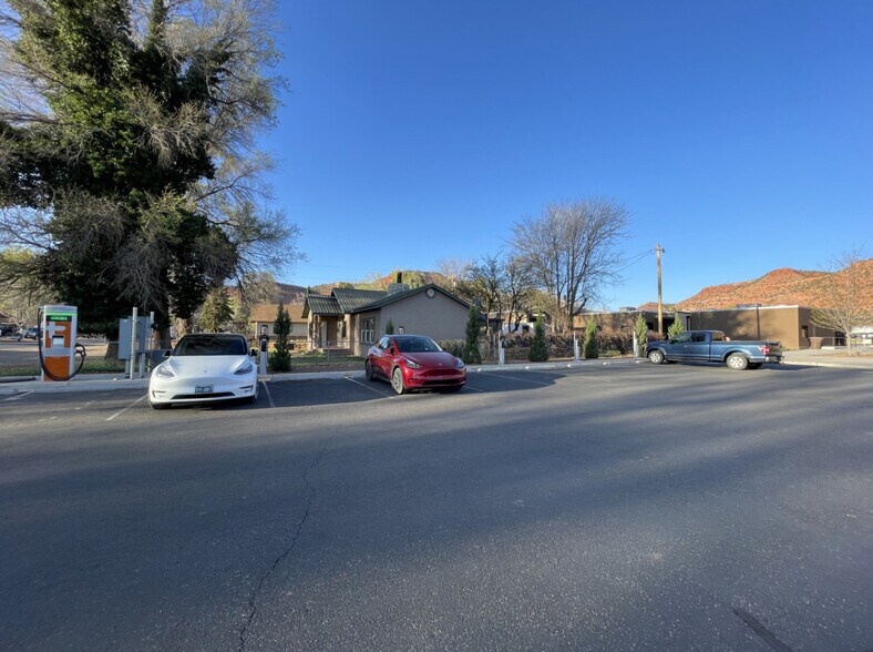 Building Photo - 170 E 100 N