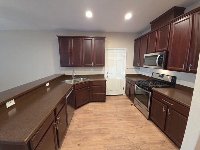 Building Photo - Gorgous 3 Bedroom 2/5 Bath home in HOA