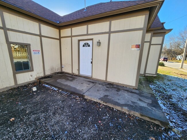 Building Photo - Spacious 3-Bedroom, 2-Bathroom Home AVAILABLE NOW!!