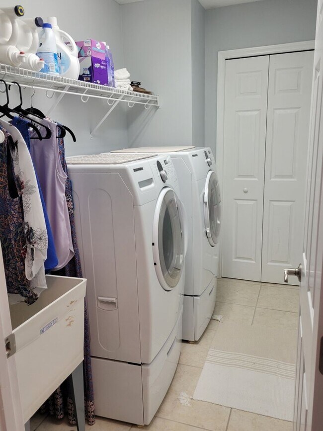 Building Photo - Fully Renovated Large 3 Bed 2.5 Bath 2 Car Garage Townhouse in Perfect Location