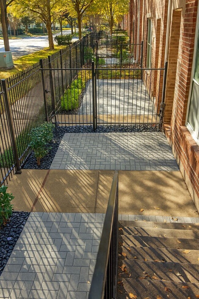 Building Photo - Beautiful Home with a Smart, Functional Floor Plan!