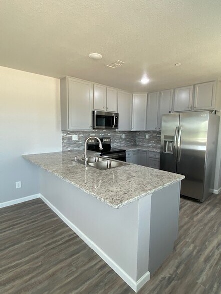 beautifully appointed kitchen with top of the line frigidaire appliances, granite countertops - 3876 County Road 123