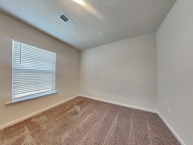 Building Photo - Burnside Farms! Fenced in Backyard! Near U...