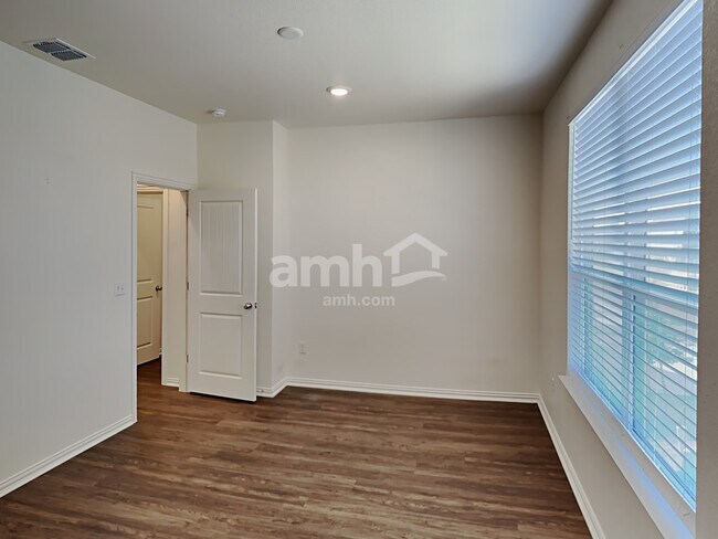 Building Photo - 425 Pebble Bend