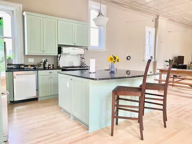 Building Photo - Enormous Upper Floor Unit in Heart of Downtown MKE