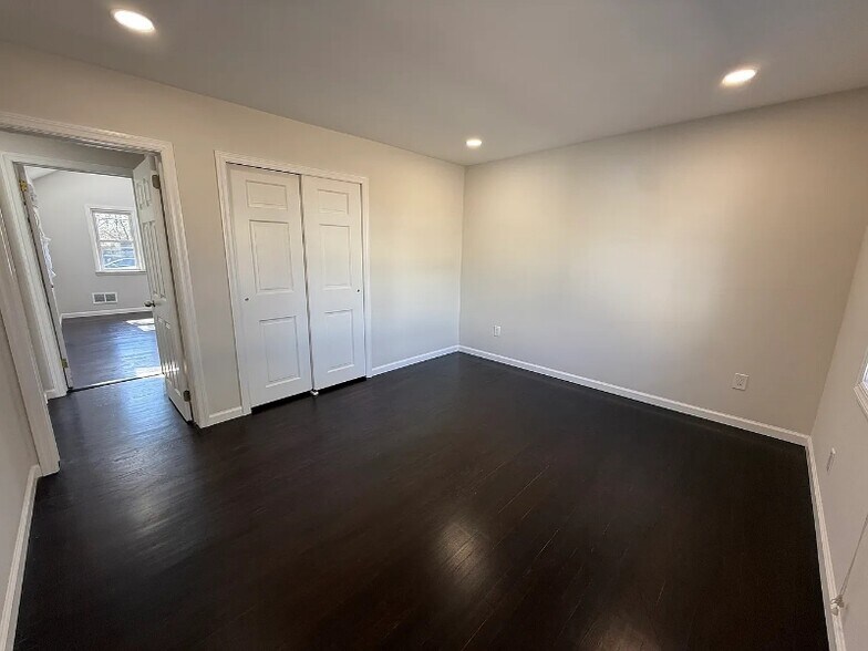 Building Photo - 627 Mola Blvd