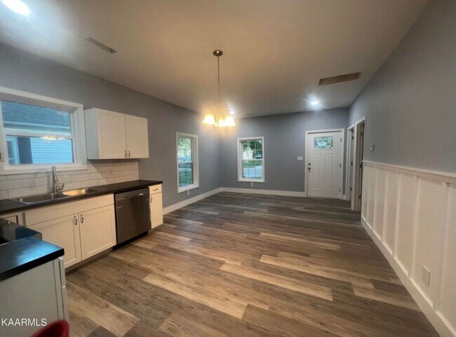 Building Photo - 3BR/2BA One-Level Home near Downtown - SHORT-TERM lease available