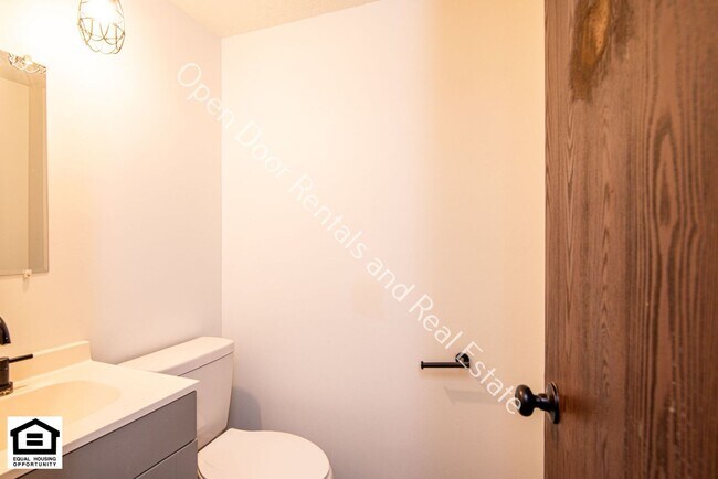 Building Photo - 5212/5214 Vermont Lane