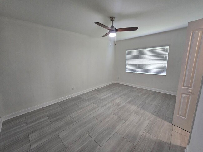 Building Photo - 3 Bedroom W/ Den + Office Space + 2 Car Garage and Fenced in Yard - Annual Rental
