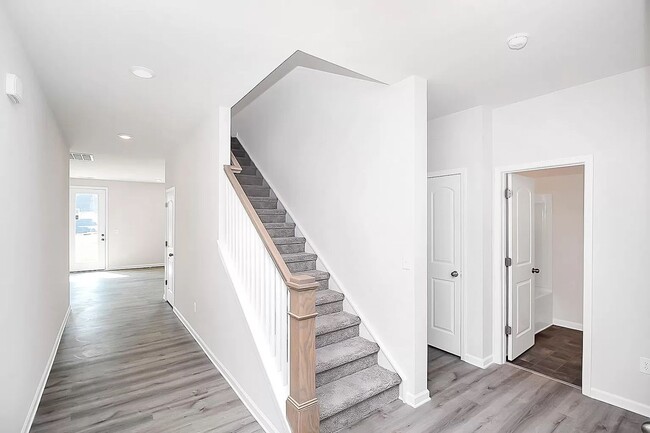 Building Photo - Home with 4 bedrooms, 3 full baths Fence in Yard