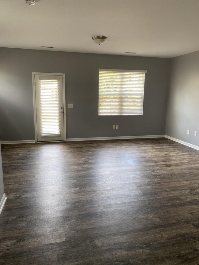 Building Photo - 8960 Commons Townes Dr