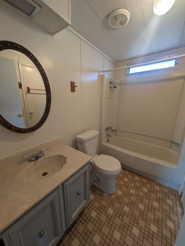 Building Photo - 8216 Homedale Rd