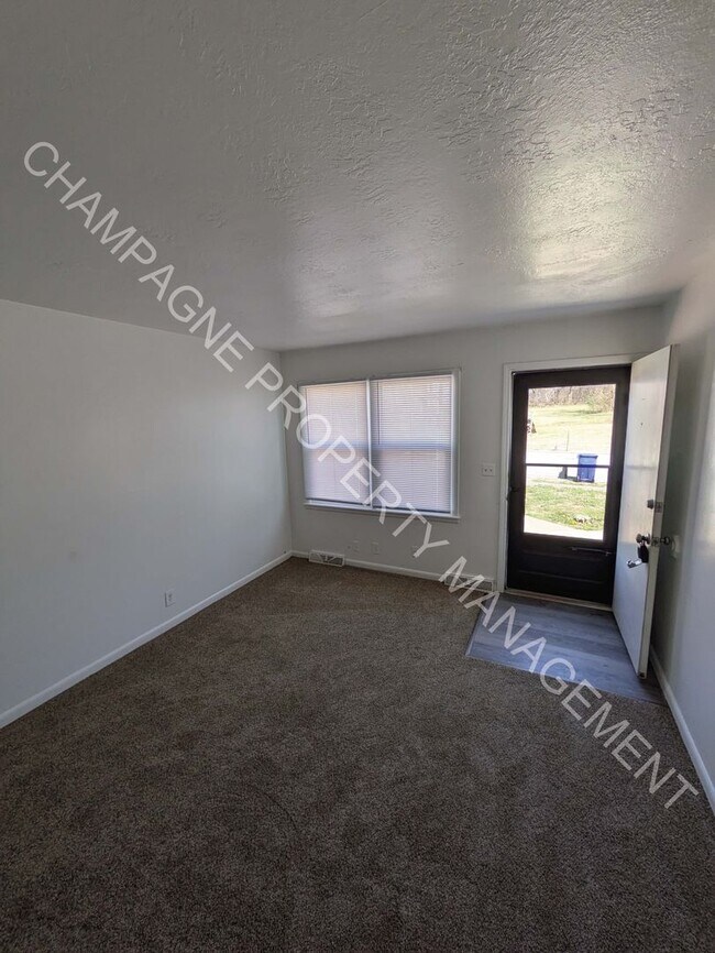 Building Photo - 701/703 Deweese St