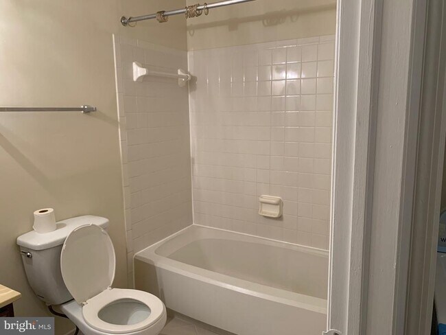 Building Photo - 8200 Aspen Glen Ct