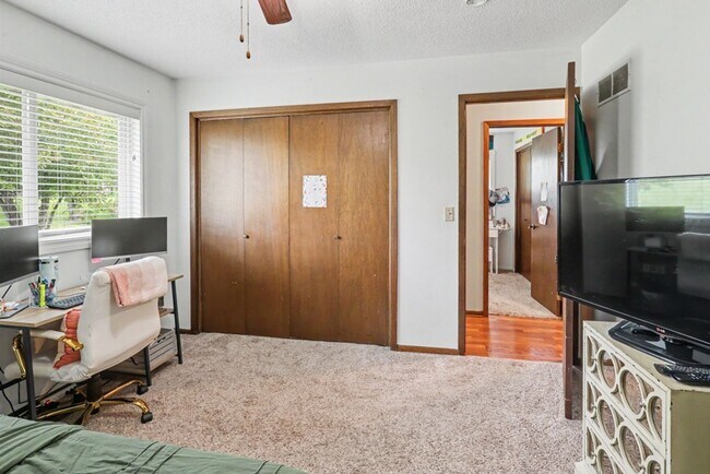Building Photo - Rent: Cute 3 Bedroom Home