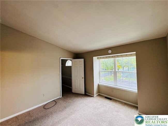 Building Photo - 102 Quaker Dr