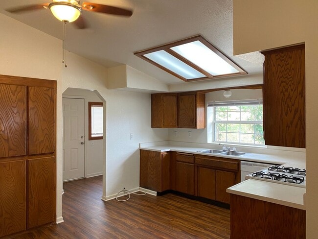 Building Photo - Well maintained home in convenient location w/seasonal landscaping incl.