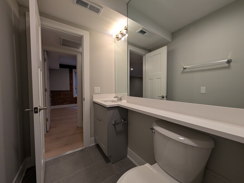 Building Photo - 1214 N La Salle Dr