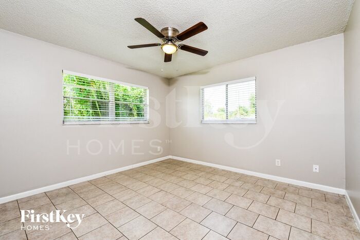 Building Photo - 656 Canal Dr