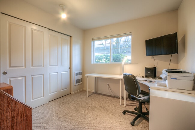 Building Photo - Beautiful 3 Bedroom Bordeaux Condo with 2 ...