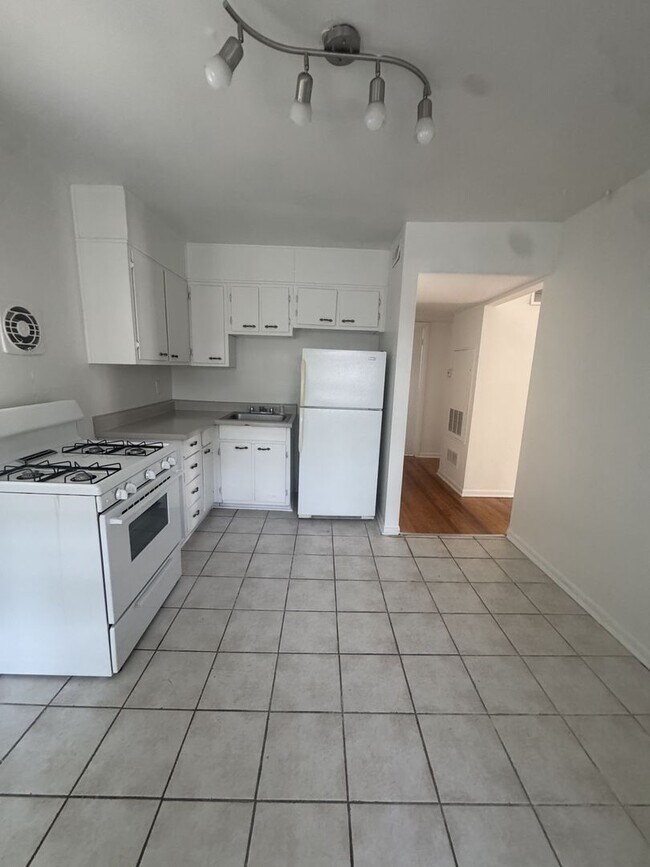 Building Photo - 215-Hillcrest