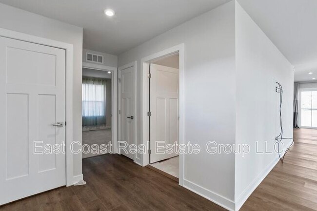 Building Photo - 632 Perspective Pl