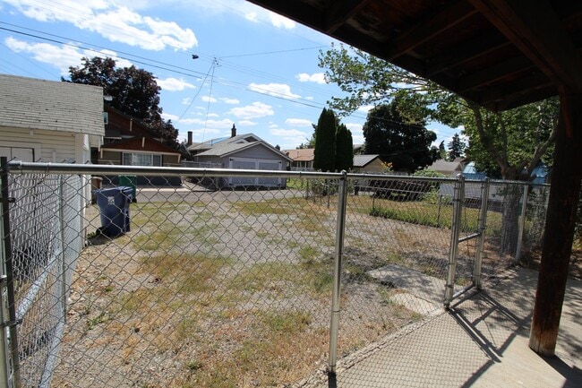 Building Photo - 1306 E Montgomery Ave