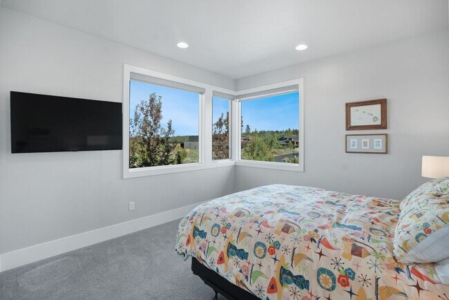 Building Photo - Beautiful home in the gated community of Tetherow