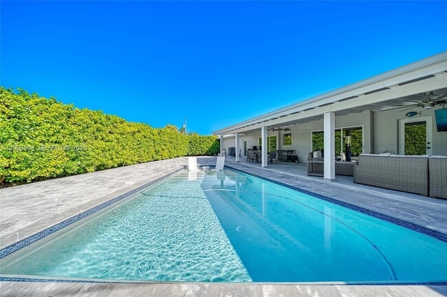 Building Photo - 10600 SW 80th Ct