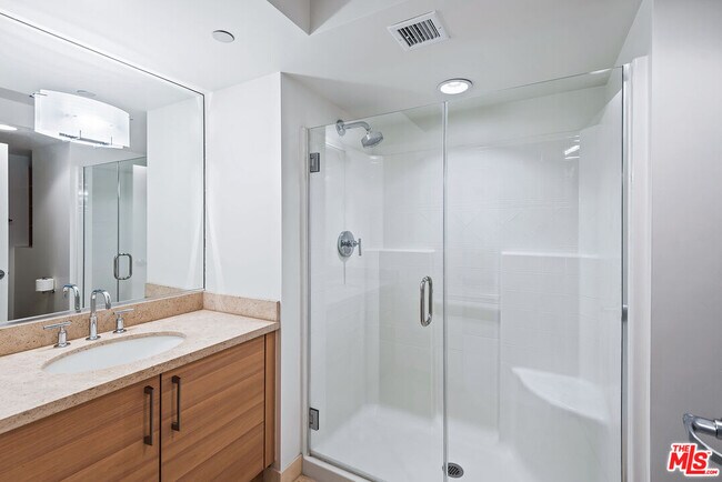 Building Photo - 13650 Marina Pointe Dr
