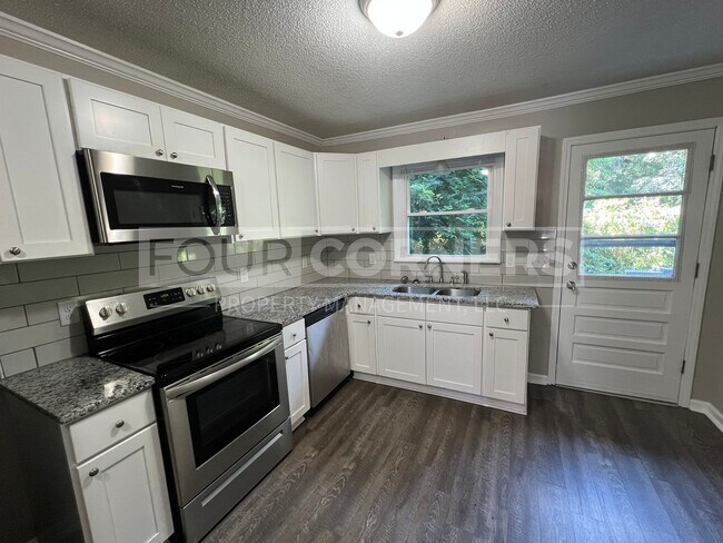 Building Photo - Lovely 2 Bedroom 1 Bath Apartment