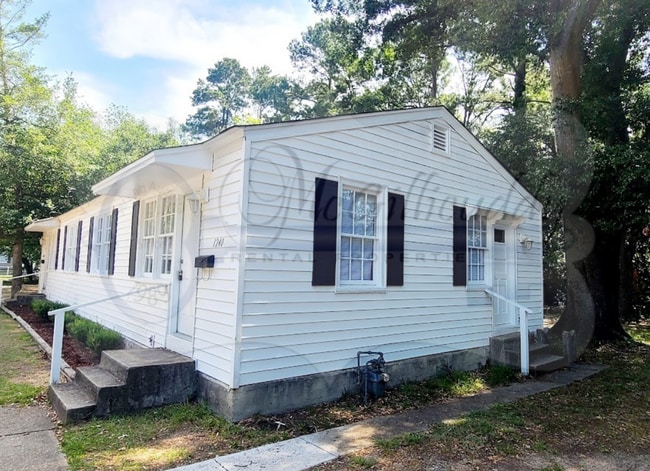 Building Photo - 1240 Holden Dr