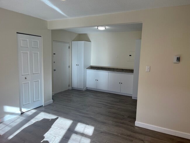 Building Photo - 221 Rock St