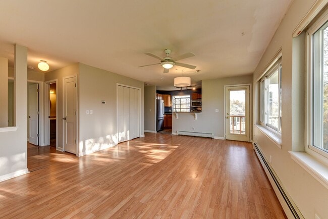 Building Photo - 2 Bedroom 2 Bath End Unit Condo with covered parking!