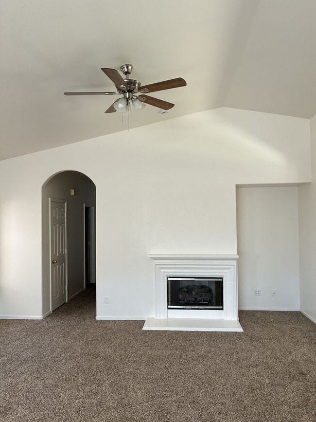 Building Photo - 3 Bedroom 2 Bath Home