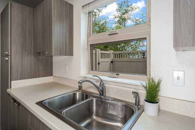 Building Photo - Fully Furnished Townhome with Garage, 3 bedroom/2.5 Bathroom at Kamalani Flats