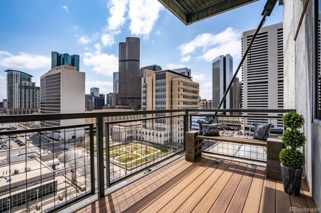 Building Photo - Beautifully Renovated Skyloft One-Bedroom — Available for Move-In May 10th