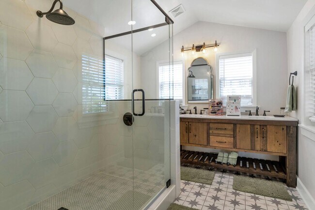 Building Photo - 1021 W Encanto Blvd