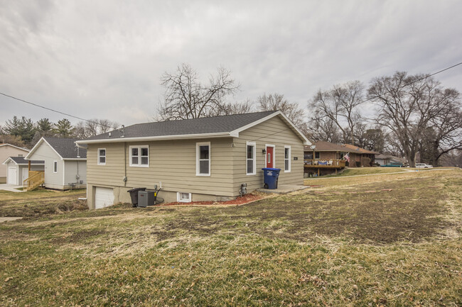 Building Photo - 3 Bedroom 2 Bathroom Home