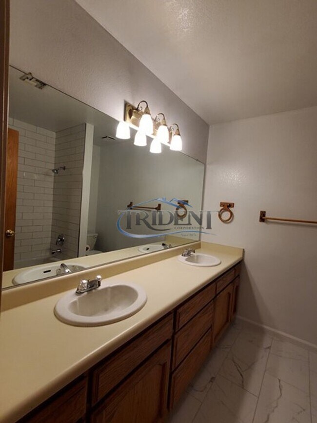 Building Photo - Beautiful Yuba City home on a large lot