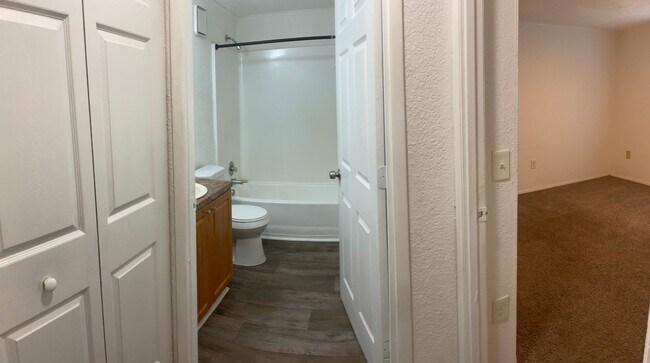 Building Photo - Spacious 1/1 in a great Tamarac location! ...