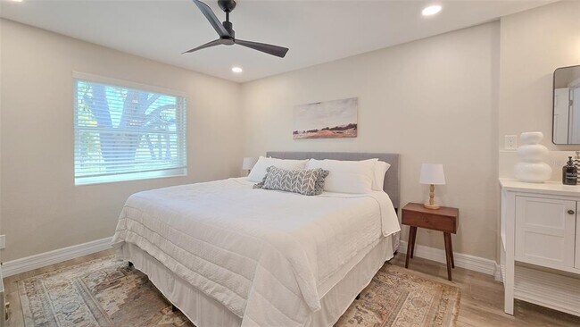 Building Photo - 515 34th Ave NE