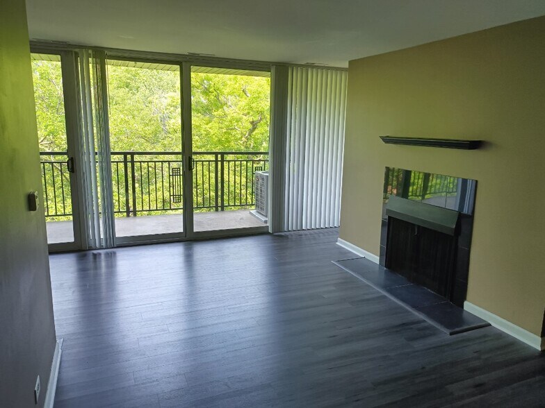 Building Photo - 5900 Oakwood Dr