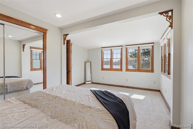 Building Photo - 2739 Lakeridge Ave