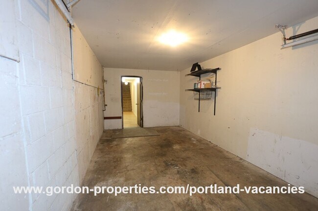 Building Photo - SE 15th Ave - remodeled 3 bedroom duplex w...