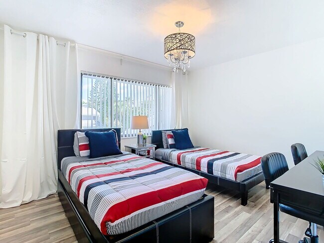 Building Photo - Vineland Road, Orlando, FL 32811 - 2 BR 2.5 BA townhouse