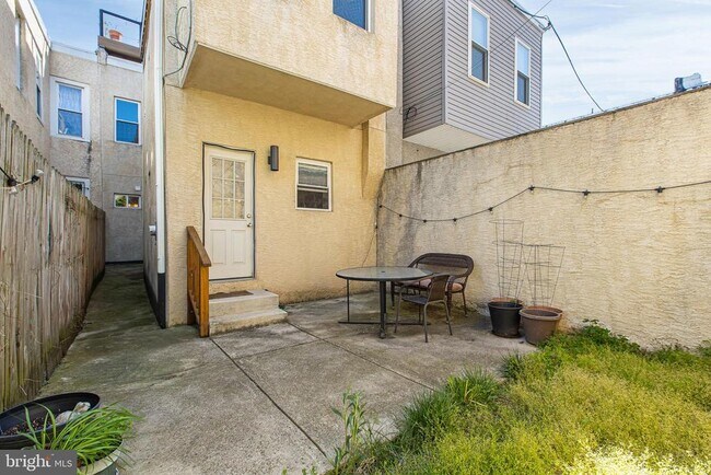 Building Photo - 2425 Wharton St
